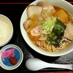 金ちゃん - 料理写真:チューシューメン830 円にサービスライス