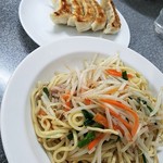 中華麺店 喜楽 - 炒麺と餃子
