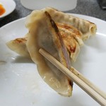 中華麺店 喜楽 - 餡にはしっかりとした味付けなので醤油不要