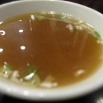 珍萬21 - 定食に付いてるスープです。中華食堂のラーメンスープの味？味はしっかりしてます。