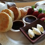 JIM THOMPSON TEA ROOM - 温かいスコーンはプレーンとグリーンレーズンの2種、表面はサクサク香ばしく、中はふんわり理想の食感