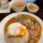 タイ料理JUMPEE - 「ガイ ガパオ ラット カーオ」！
スパイシーで美味しいです。