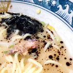 にんにくラーメン天洋 - 「コク玉」を溶かし始めたところ。