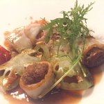 コジト - イベリコ豚のホホ肉をつめた小ヤリイカのポワレ　シェリービネガーのソース　くるみの香り