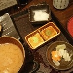 炭火焼専門食処 白銀屋 - ワサビか柚子胡椒をつけて食べる