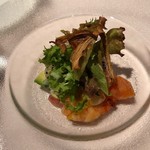 ル・プランタン - 無花果、鶏肉、サーモン、ホタテ、蛸、モッツァレラチーズ、アボカド、海老、林檎、トマト他美食家風 具沢山オードブルのサラダ仕立て