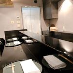 懐石 八泉 - 店内は席数13席（カウンター5席、テーブル8席）の小規模店舗