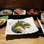 真ん中前列はしまあじお造り。一切れしか残ってないけど。まぐろの刺身も一切れ食べてます。
          どうだこのボリューム！
          本物のまぐろは、モチモチで旨かった！