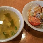 puentairesutoran - ランチセットのサラダとスープ。スープはお代わり自由です。サラダとスープはエスニック感は少なく、標準的な味。