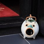 かくれや  - 蚊取り線香がお出迎え。