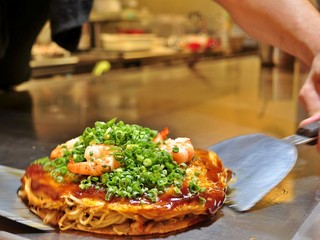 Hiroshima Okonomiyaki Teppanyaki Yuuchan - ボリューム満点の広島お好み焼きに、お好みのトッピングでお気に入りの一枚を…。