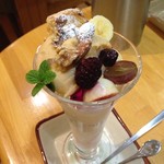 マナ - 生キャラメルとナッツのパフェ ¥700