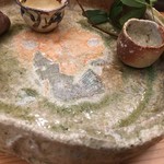 柚木元 - 貝を埋めた信楽焼です