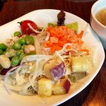 イタリアンカフェぶどうの森 - ビュッフェより野菜を少々･･････×３回 (^^;
これで３日は野菜不足を解消できるかな