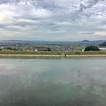 すずめ庵 - 空と池に挟まれた善通寺の街並み