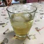 すずめ庵 - 桑茶の冷バージョン
      氷はカチ割り
      まんぬーの女のリクエスト