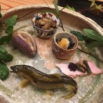 柚木元 - 前菜はアケビの皮の天ぷらが見事でした