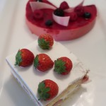 マダム・トキ - テーブルに敷き詰められた大皿のデザート