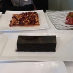 マダム・トキ - デーブルに敷き詰められた大皿のデザート