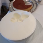 マダム・トキ - テーブルに敷き詰められた大皿のデザート