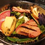 RRR otemachi Kobebeef&Wine - 半熟卵と厚切りベーコンのサラダリヨネーズ