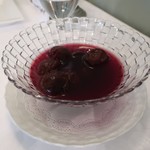 マダム・トキ - テーブルに敷き詰められた大皿のデザート