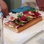 マダム・トキ - テーブルに敷き詰められた大皿のデザート