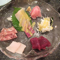 ふぐくじら - クジラの５種盛 鯨赤身、鯨炊き上げベーコン、鯨本皮、鯨鹿の子、鯨おばけ