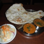 インド料理 ナンカレー - ２種類のカレー。チキンとアルマチキンマサラ