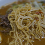 直島　らうめん　積(つむ) - カレーたんたんめん　麺アップ