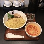 餃子と担々麺 吟 - ★★★½☆【夏季限定】冷し胡麻つけそば（赤）、800円。大盛（1.5玉）、無料。