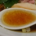 すすり - 澄んだ中にもコクのある鶏スープ