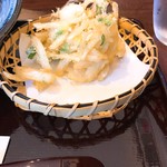 新倉うどん ひろとみ - 所々にあるトウモロコシがあるいいアクセント