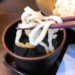 新倉うどん ひろとみ - 独特の縮れたうどん