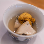 三笠鮨 - 肥前串野（ひぜんくしの）赤海膽（あかうに）＋上總大原（かづさおほはら）黑蚫（くろあはび）