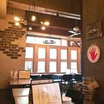 クラフトビアバル　IBREW - 意外に広い店内　テーブル席