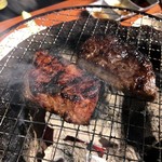 炭火焼肉ぐら - 厚切りなんでこれぐらい焼いてもOK