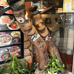 炭火焼肉 大将軍 - このあやしげなトーテムポールで、入店躊躇しがちな方もいらっしゃろうがフツーにおひとりさまでも平気だすよん。