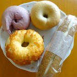 ポムミエル - 左より時計回りでカシス、プレーン、ミルククリームサンド、チーズ