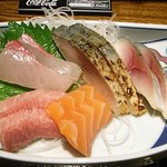 ワタル - マグロのカマトロはじめ5種類の刺身が2切れずつ盛られています