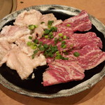 文花苑 - ホルモン（塩）（650円）＋カルビ（塩）（950円）