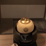 茶室寿楽庵 - 純金の茶釜。