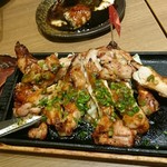 旨唐揚げと居酒メシ ミライザカ - もも一本グローブ焼きガーリック