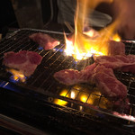 ホルモン豚金 - 肉焼き焼き風景