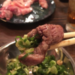 ホルモン豚金 - ネギ巻いてリフト