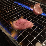 ホルモン豚金 - タン焼き焼き風景