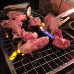 ホルモン豚金 - 肉焼き焼き風景