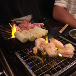 ホルモン豚金 - 鶏ホルモン焼き焼き風景