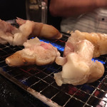 ホルモン豚金 - 豚足焼き焼き風景