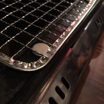 ホルモン豚金 - 焼き網をマグネットで固定